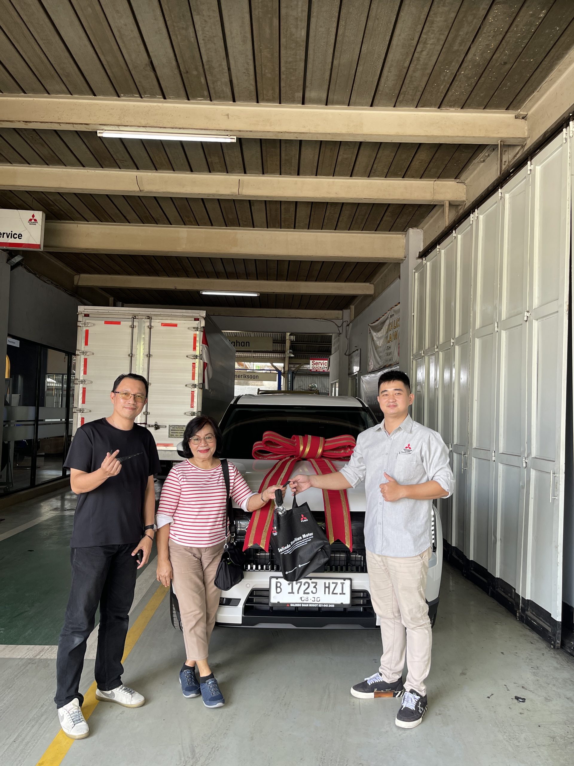 Ceremony delivery Mitsubishi Destinator di dealer Mitsubishi Jakarta Barat bersama customer