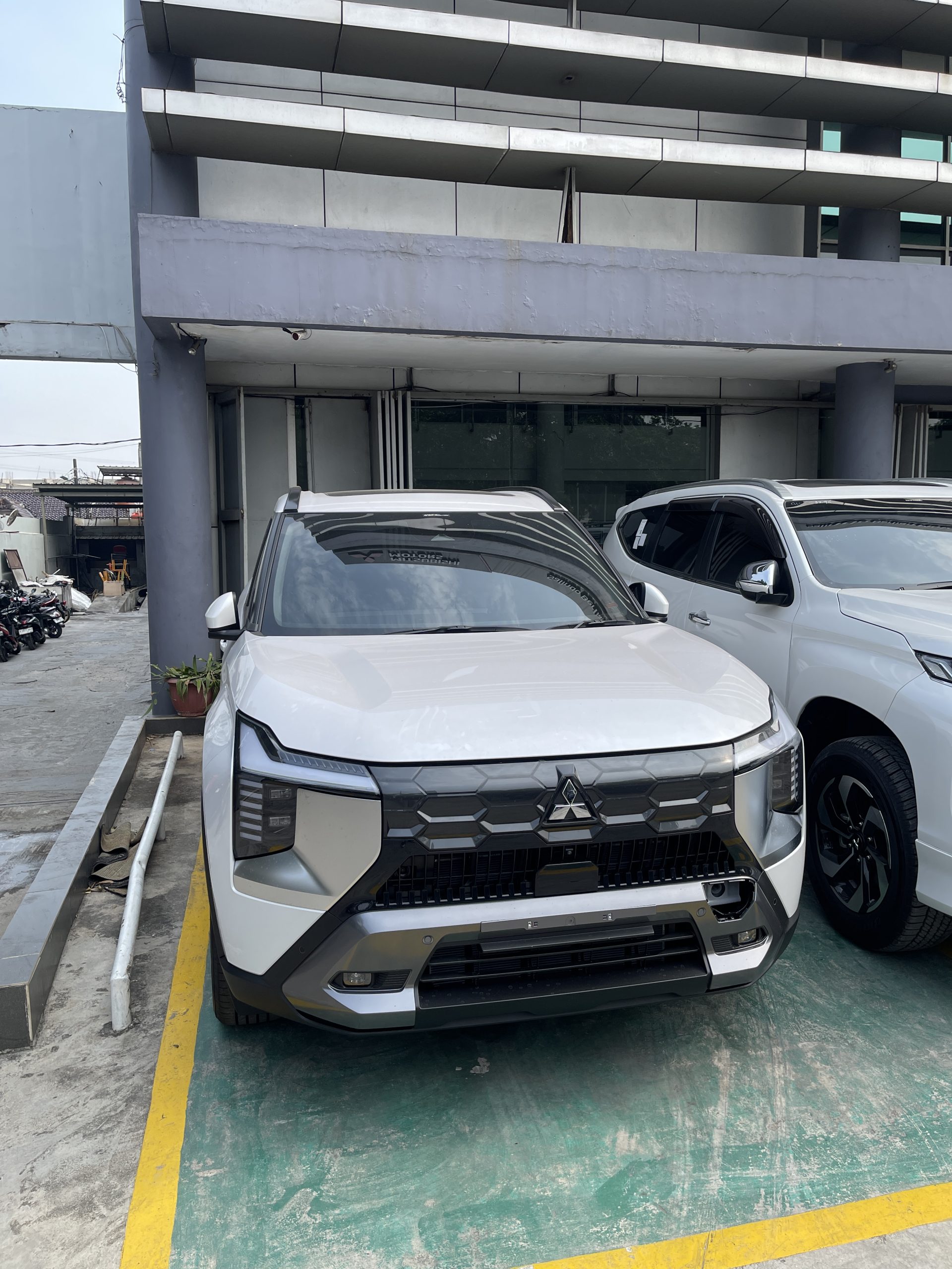 Mitsubishi Destinator ready stock warna putih di dealer Mitsubishi Jakarta Barat