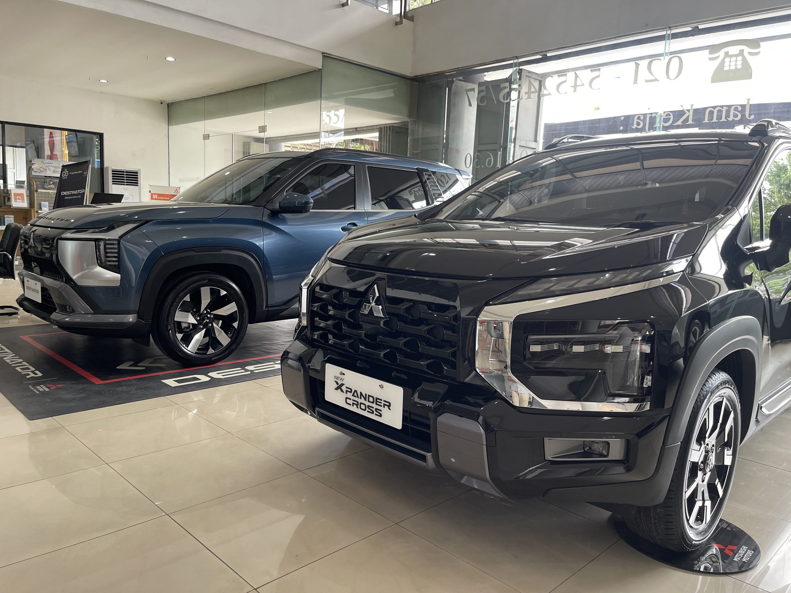 Mitsubishi Xpander Cross hitam dan Mitsubishi Destinator biru terbaru di showroom Mitsubishi Daan Mogot Jakarta